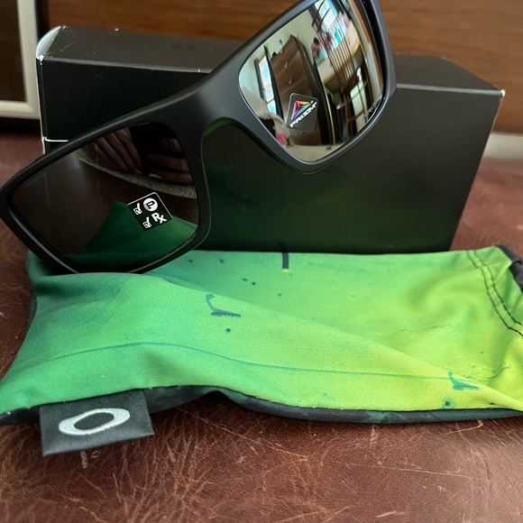 Oakley BNIB Fuel Cell Matte Black Prizm polarized glasses, never worn - Picture 4 of 8